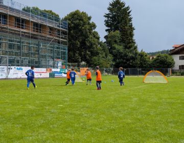 Mini-Kicker trotzen dem Wetter – ASV Glonn veranstaltet Regen-Fest der guten Laune