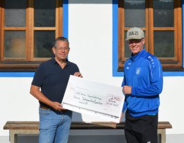 Großzügige Unterstützung für die Fußballer des ASV Glonn: Bäckerei Hasi spendet 2.700 €