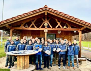 Stockschützen des ASV Glonn freuen sich über neue Jacken!