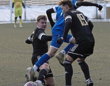 High five in Halbzeit eins